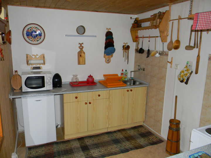 Kuchyňa s vybavením, sporákom a rúrou